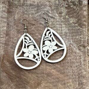Elegant White Floral Teardrop Earrings